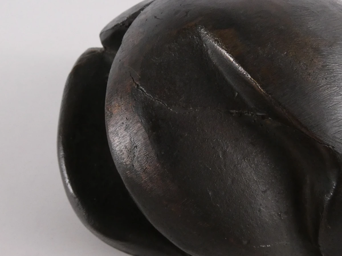 Abstracte sculptuur van massief brons