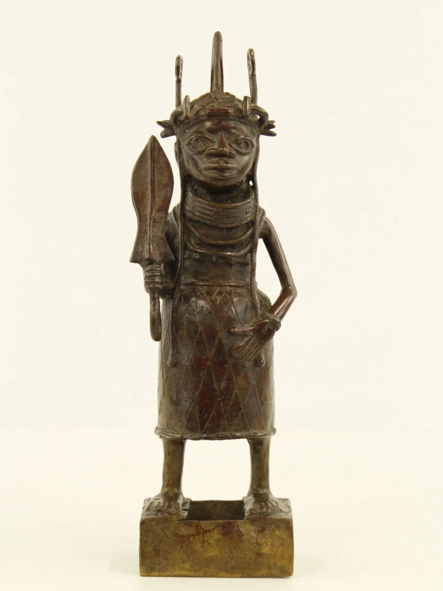 Afrikaans Benin bronzen beeld van een Oba met ceremonieel zwaard