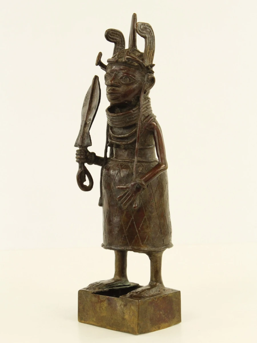 Afrikaans Benin bronzen beeld van een Oba met ceremonieel zwaard