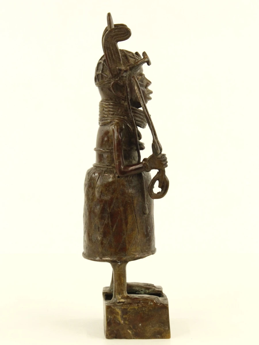 Afrikaans Benin bronzen beeld van een Oba met ceremonieel zwaard