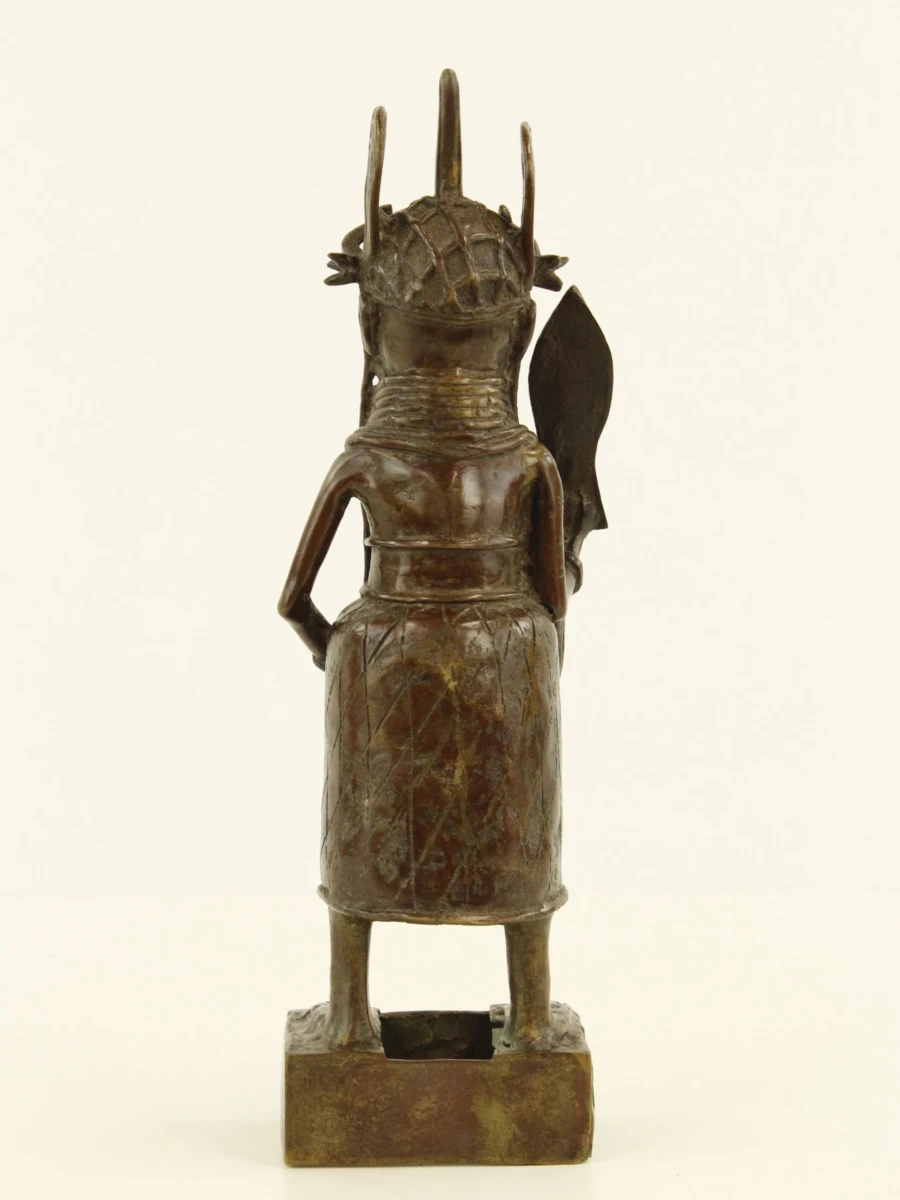 Afrikaans Benin bronzen beeld van een Oba met ceremonieel zwaard