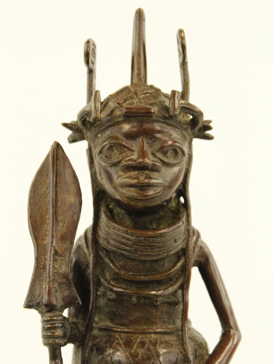 Afrikaans Benin bronzen beeld van een Oba met ceremonieel zwaard