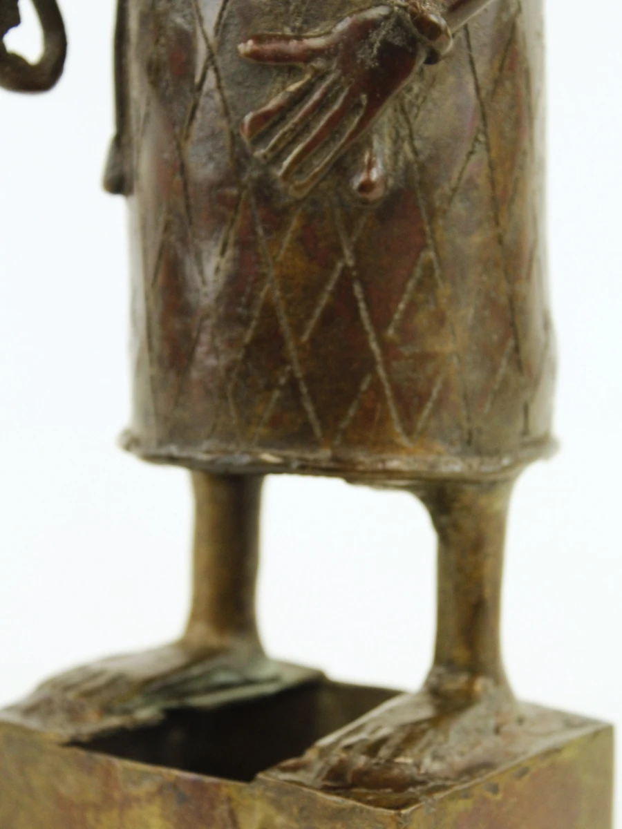 Afrikaans Benin bronzen beeld van een Oba met ceremonieel zwaard