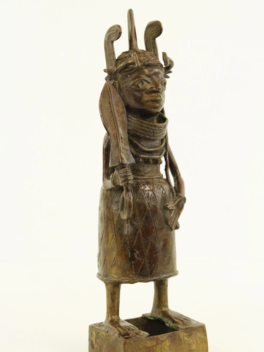 Afrikaans Benin bronzen beeld van een Oba met ceremonieel zwaard