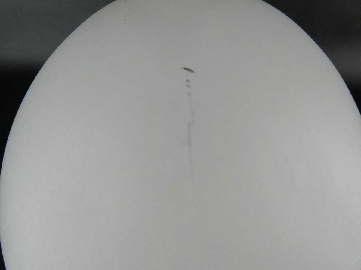Witte eivormige tafellamp