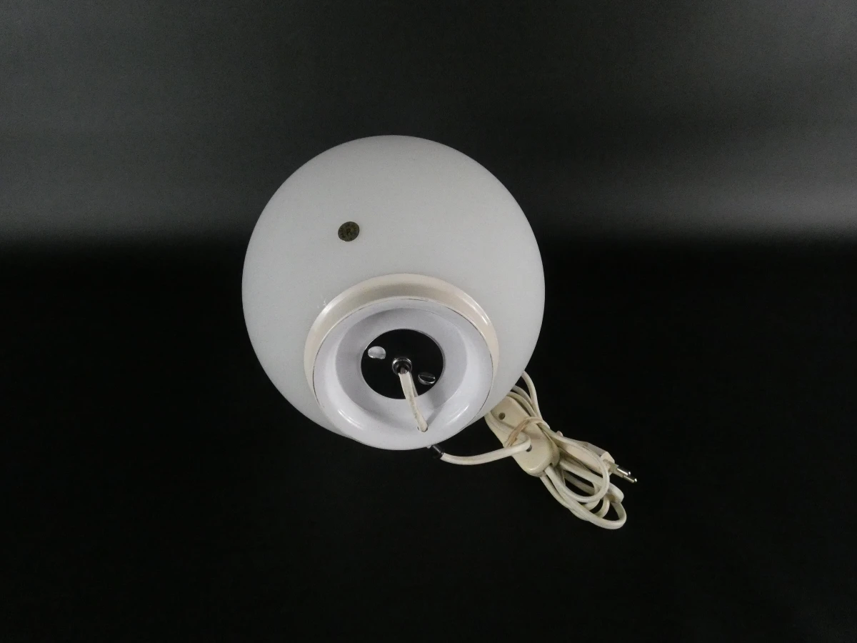 Witte eivormige tafellamp