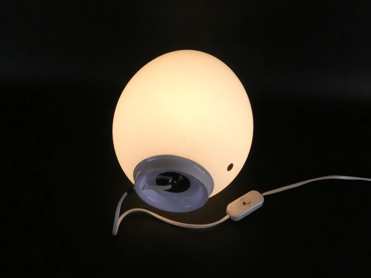 Witte eivormige tafellamp