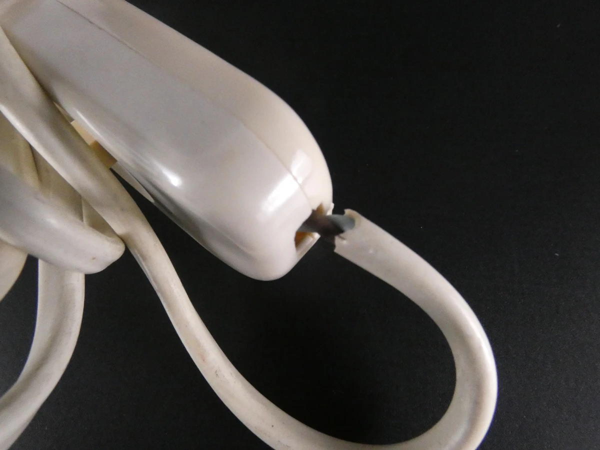 Witte eivormige tafellamp