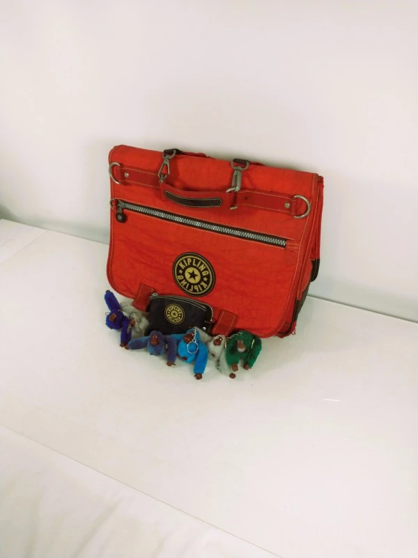 Kipling rugzak/schooltas in rood met etui en 6 aapjes-sleutelhangers