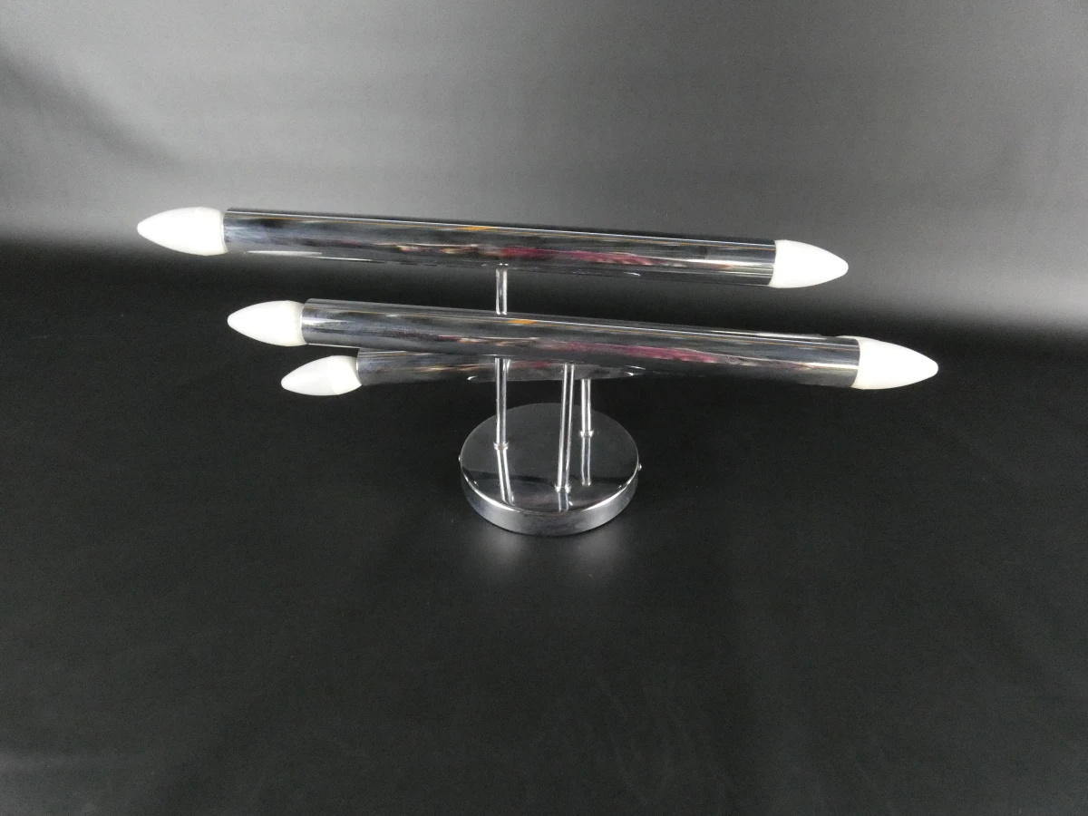 Moderne chromen wandlamp met drie lichtpunten