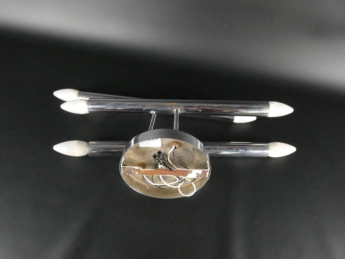 Moderne chromen wandlamp met drie lichtpunten