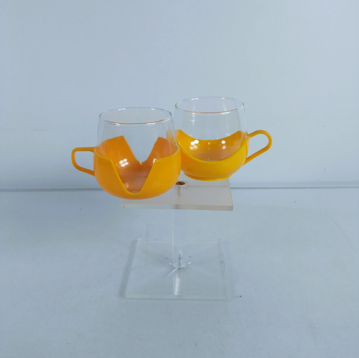 8 glazen kopjes met kunststof houders en serveerblad van het merk Melitta – jaren 70