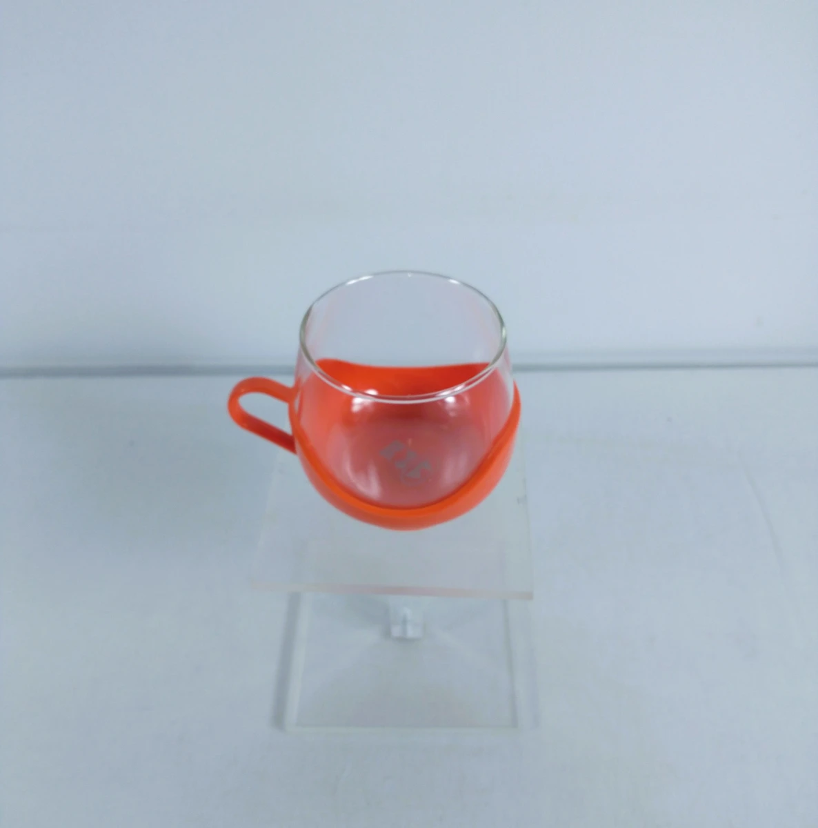 8 glazen kopjes met kunststof houders en serveerblad van het merk Melitta – jaren 70