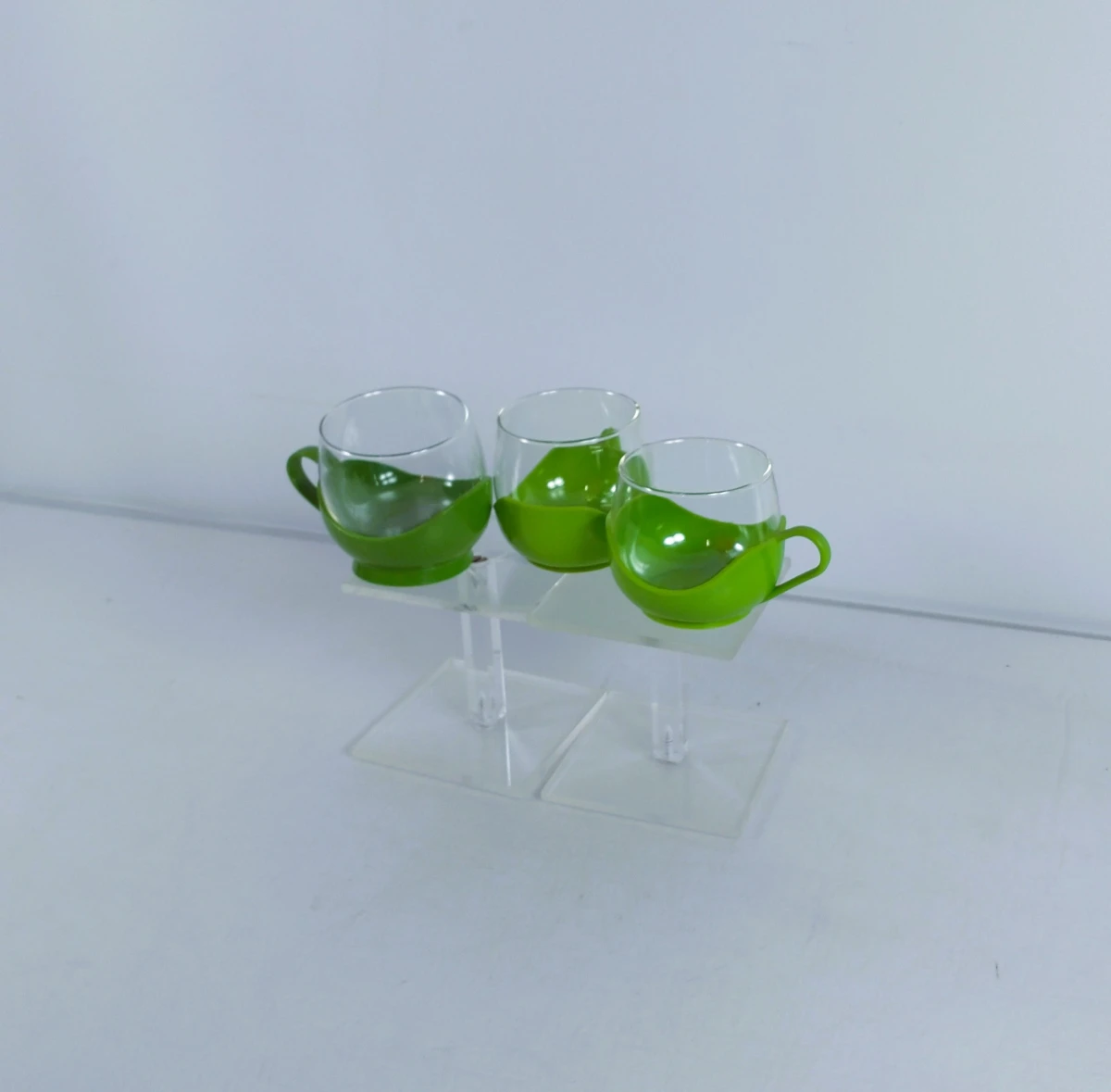 8 glazen kopjes met kunststof houders en serveerblad van het merk Melitta – jaren 70