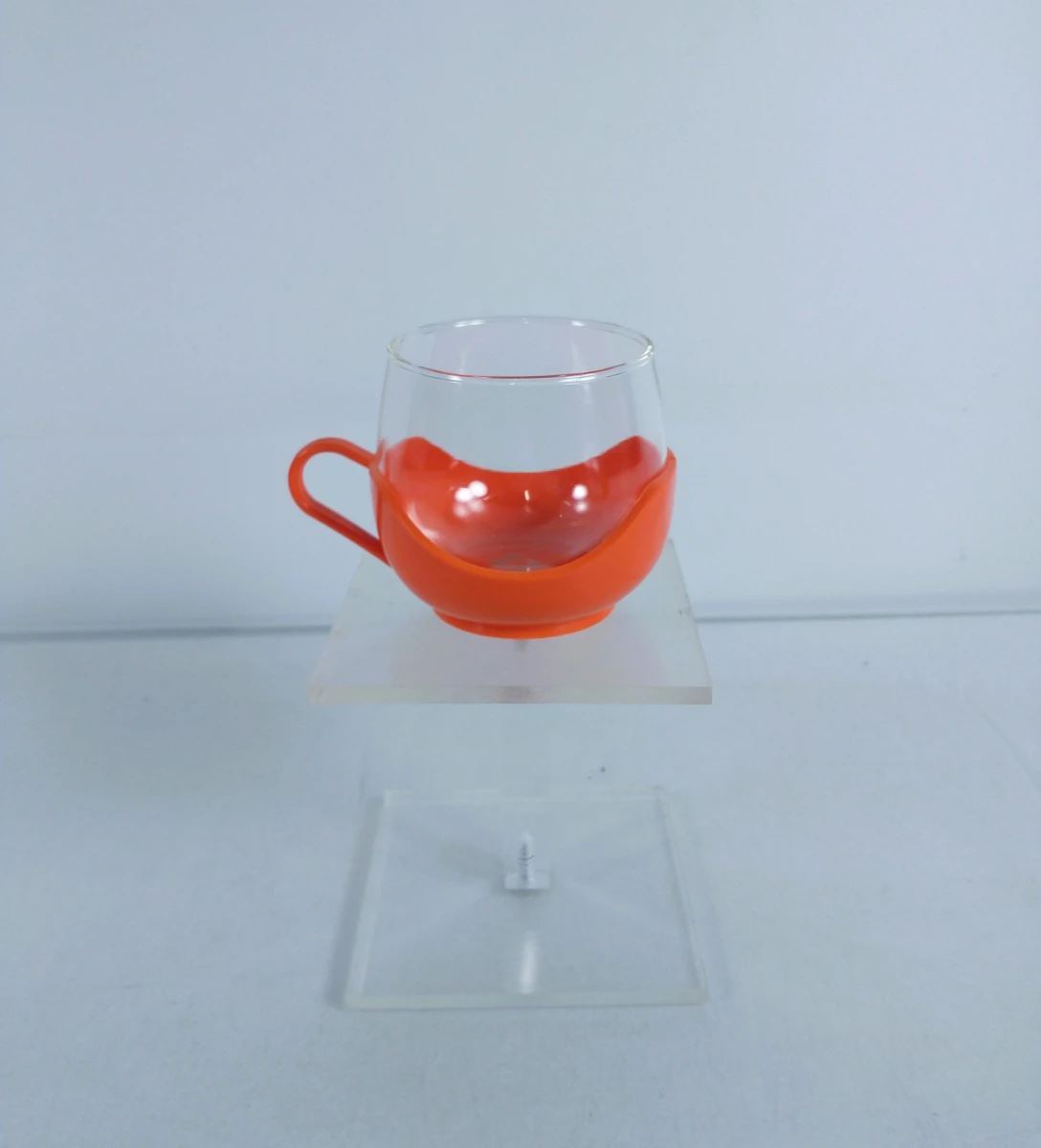 8 glazen kopjes met kunststof houders en serveerblad van het merk Melitta – jaren 70