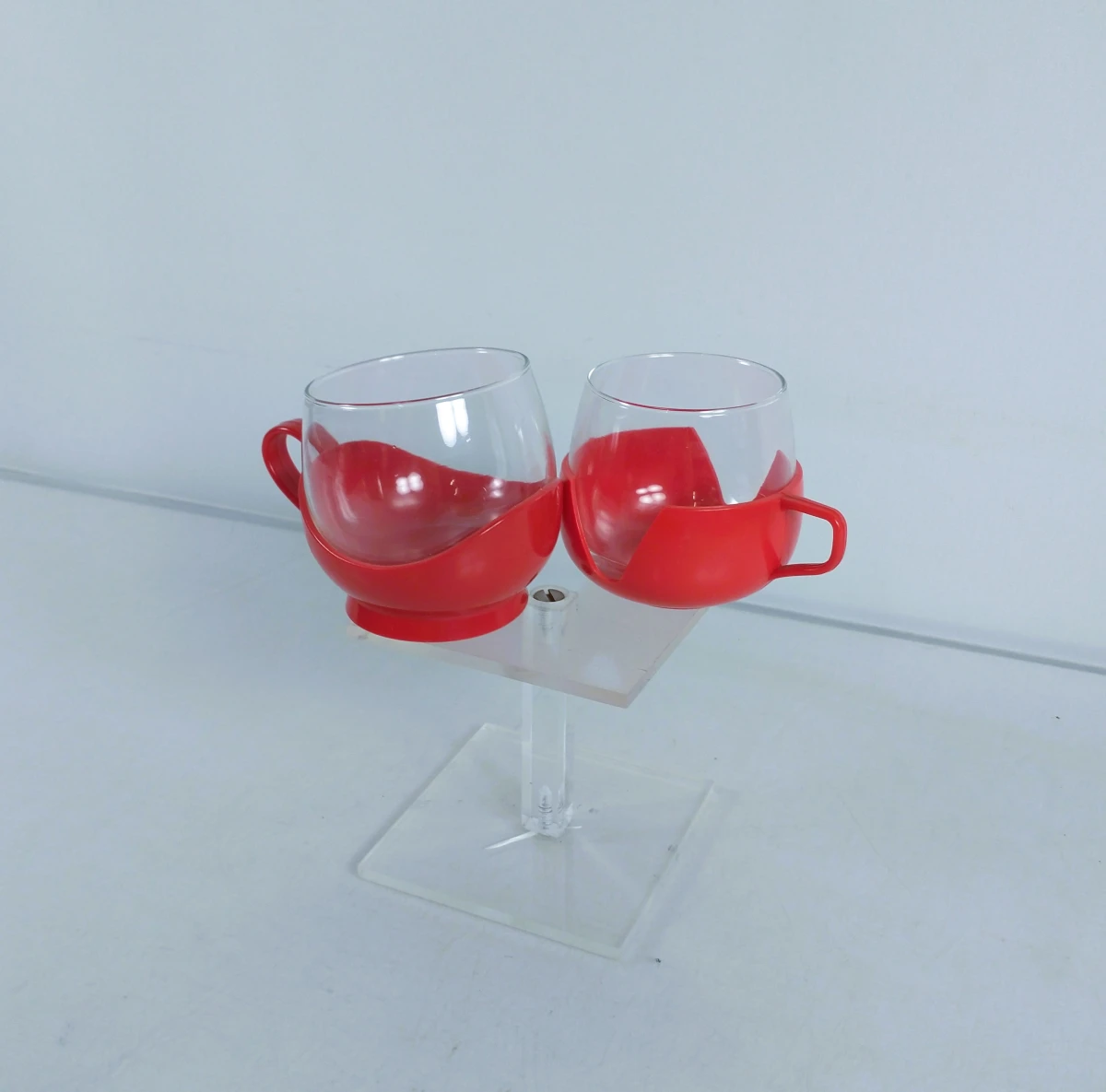 8 glazen kopjes met kunststof houders en serveerblad van het merk Melitta – jaren 70