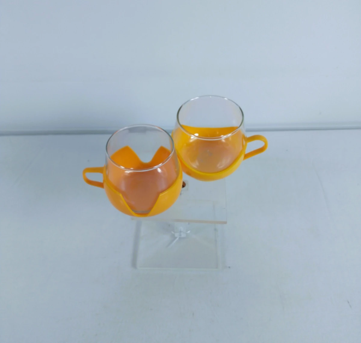 8 glazen kopjes met kunststof houders en serveerblad van het merk Melitta – jaren 70