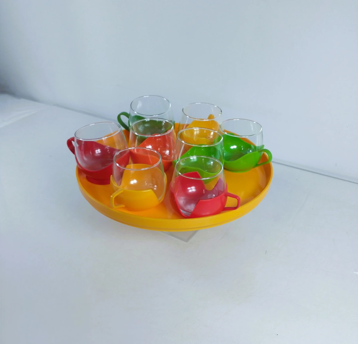 8 glazen kopjes met kunststof houders en serveerblad van het merk Melitta – jaren 70