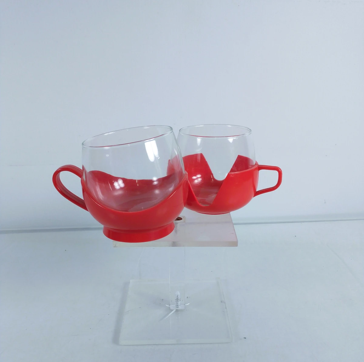 8 glazen kopjes met kunststof houders en serveerblad van het merk Melitta – jaren 70
