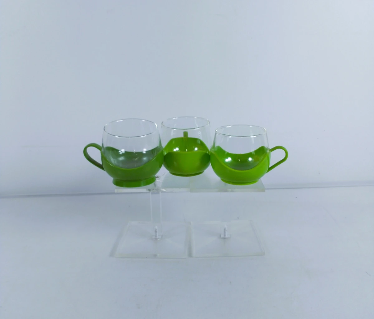 8 glazen kopjes met kunststof houders en serveerblad van het merk Melitta – jaren 70