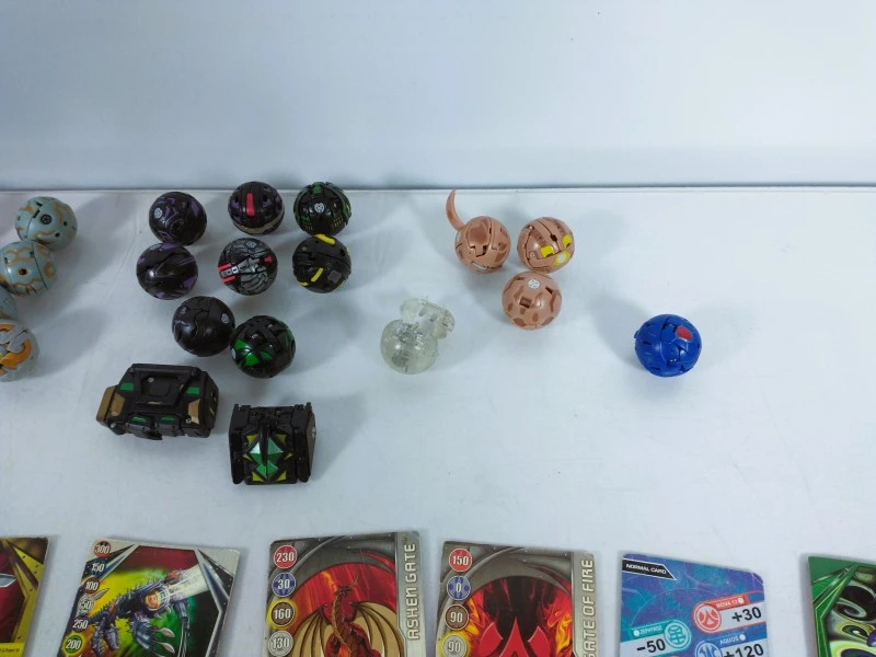 Grote partij Bakugan Battle Brawlers met figuren, kaarten, opbergkoffers en draagcase