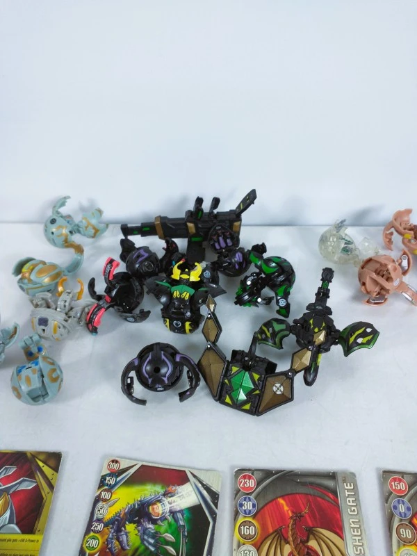 Grote partij Bakugan Battle Brawlers met figuren, kaarten, opbergkoffers en draagcase
