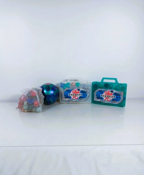 Grote partij Bakugan Battle Brawlers met figuren, kaarten, opbergkoffers en draagcase