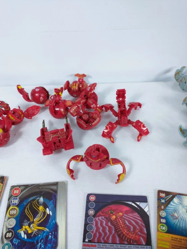 Grote partij Bakugan Battle Brawlers met figuren, kaarten, opbergkoffers en draagcase