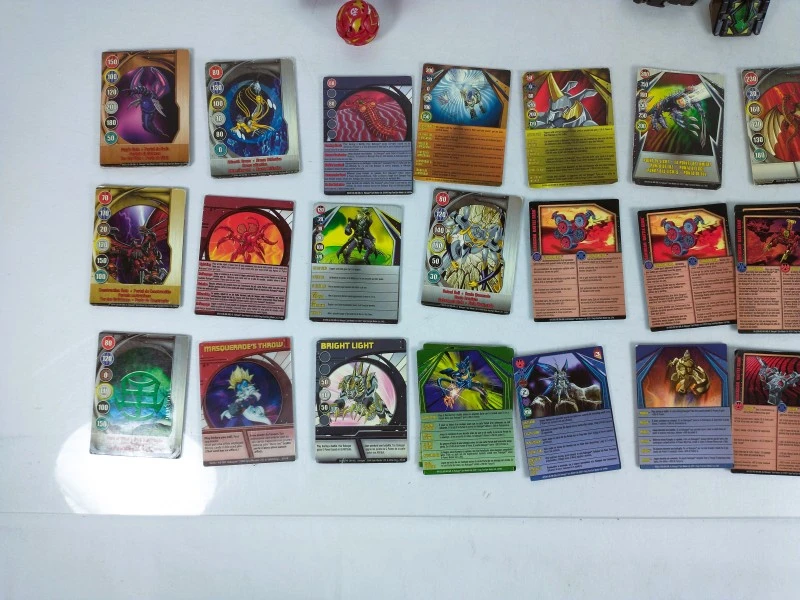 Grote partij Bakugan Battle Brawlers met figuren, kaarten, opbergkoffers en draagcase