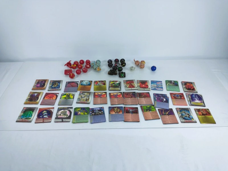 Grote partij Bakugan Battle Brawlers met figuren, kaarten, opbergkoffers en draagcase
