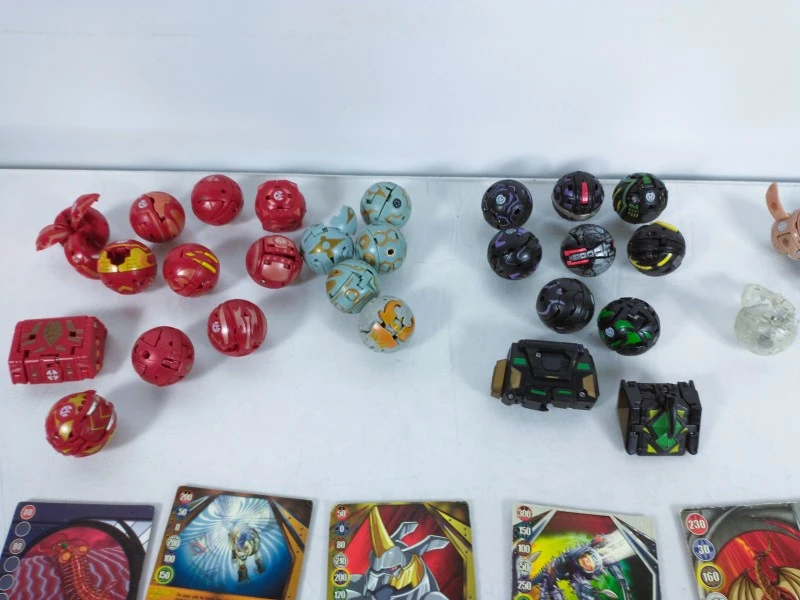Grote partij Bakugan Battle Brawlers met figuren, kaarten, opbergkoffers en draagcase