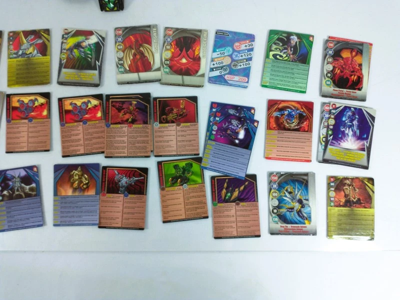 Grote partij Bakugan Battle Brawlers met figuren, kaarten, opbergkoffers en draagcase