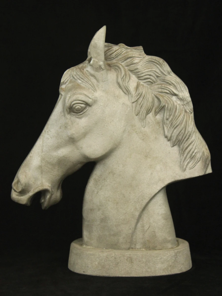 Decoratieve zilverkleurige buste in aluminium  van een paardenhoofd