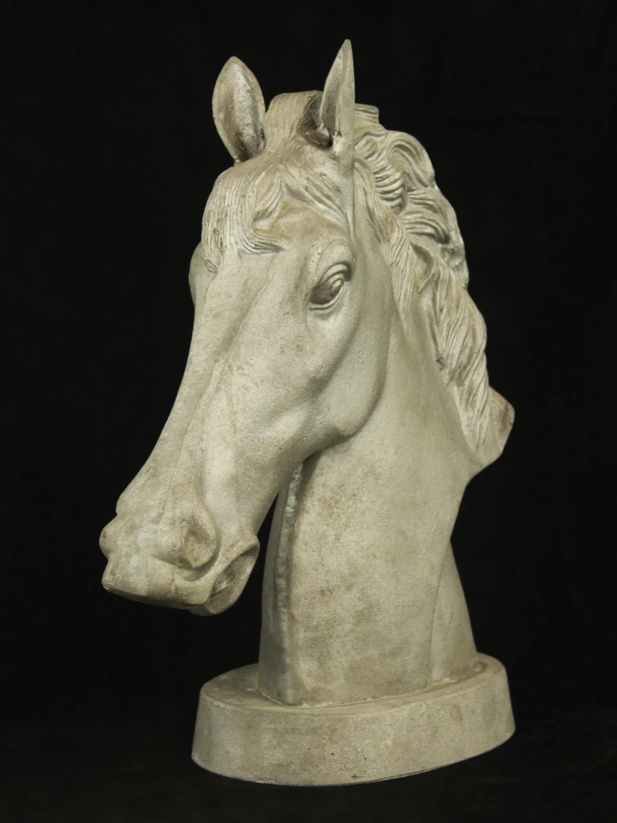 Decoratieve zilverkleurige buste in aluminium  van een paardenhoofd