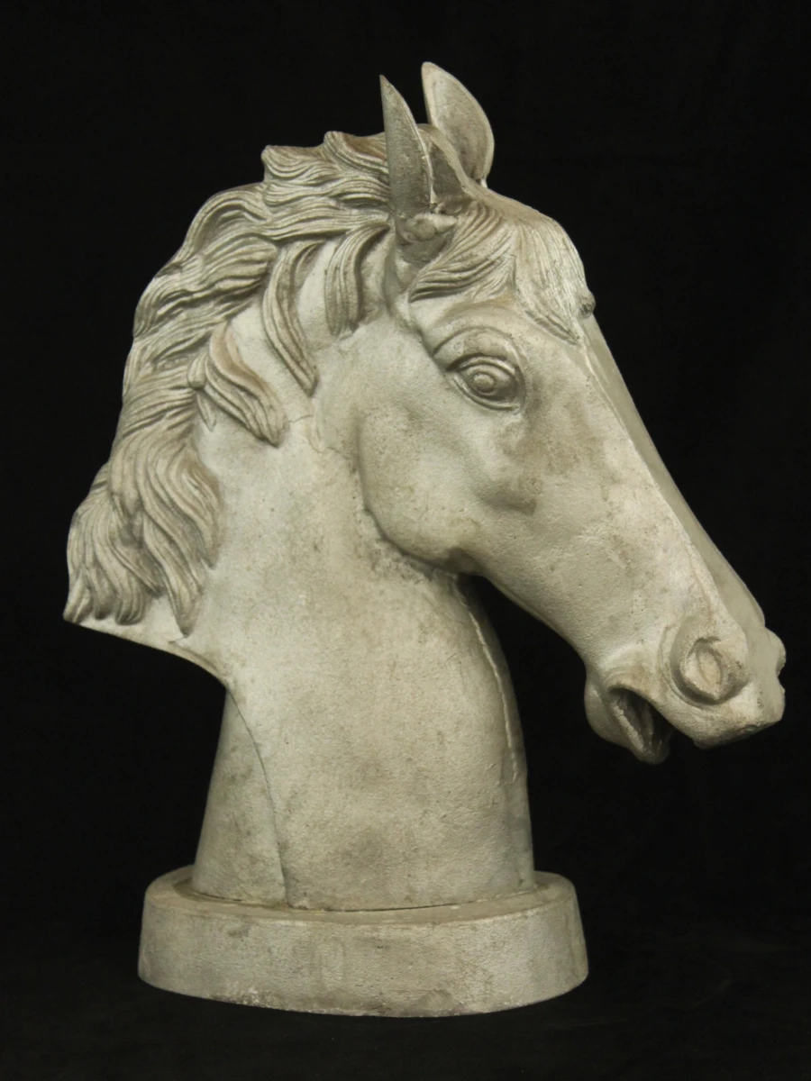 Decoratieve zilverkleurige buste in aluminium  van een paardenhoofd