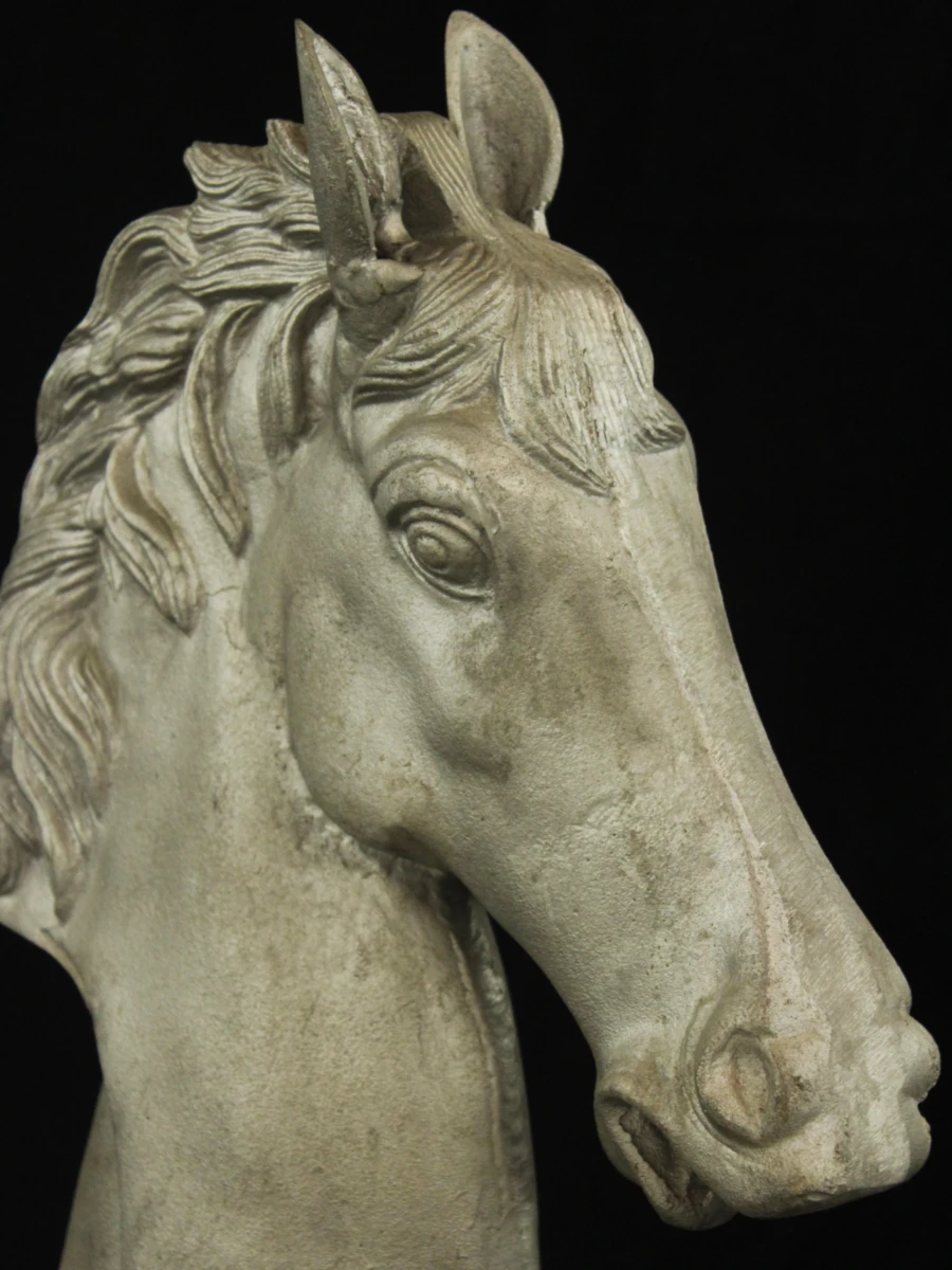 Decoratieve zilverkleurige buste in aluminium  van een paardenhoofd