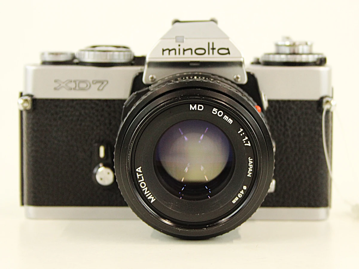 Minolta XD7 analoge spiegelreflexcamera met 50mm lens