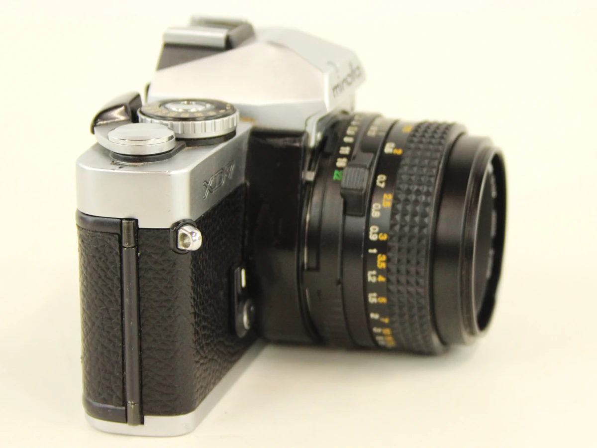 Minolta XD7 analoge spiegelreflexcamera met 50mm lens