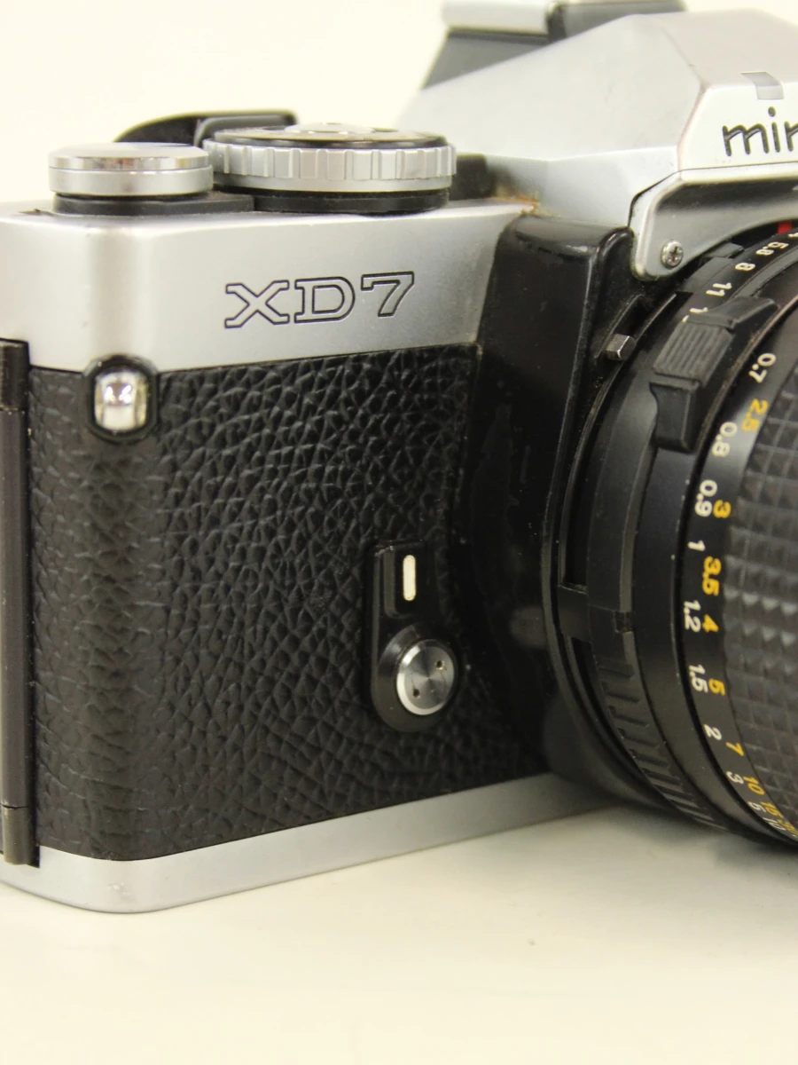 Minolta XD7 analoge spiegelreflexcamera met 50mm lens