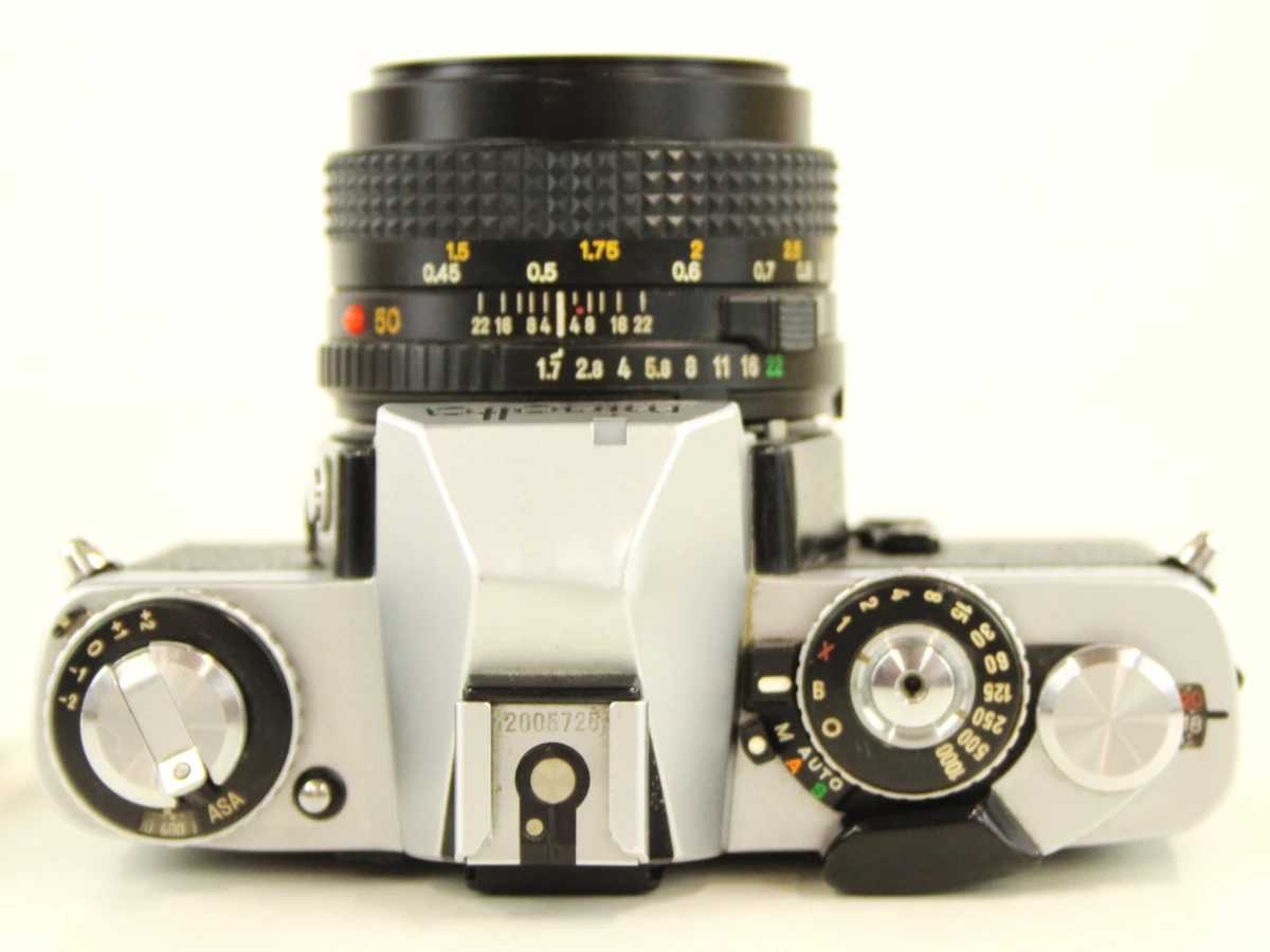Minolta XD7 analoge spiegelreflexcamera met 50mm lens