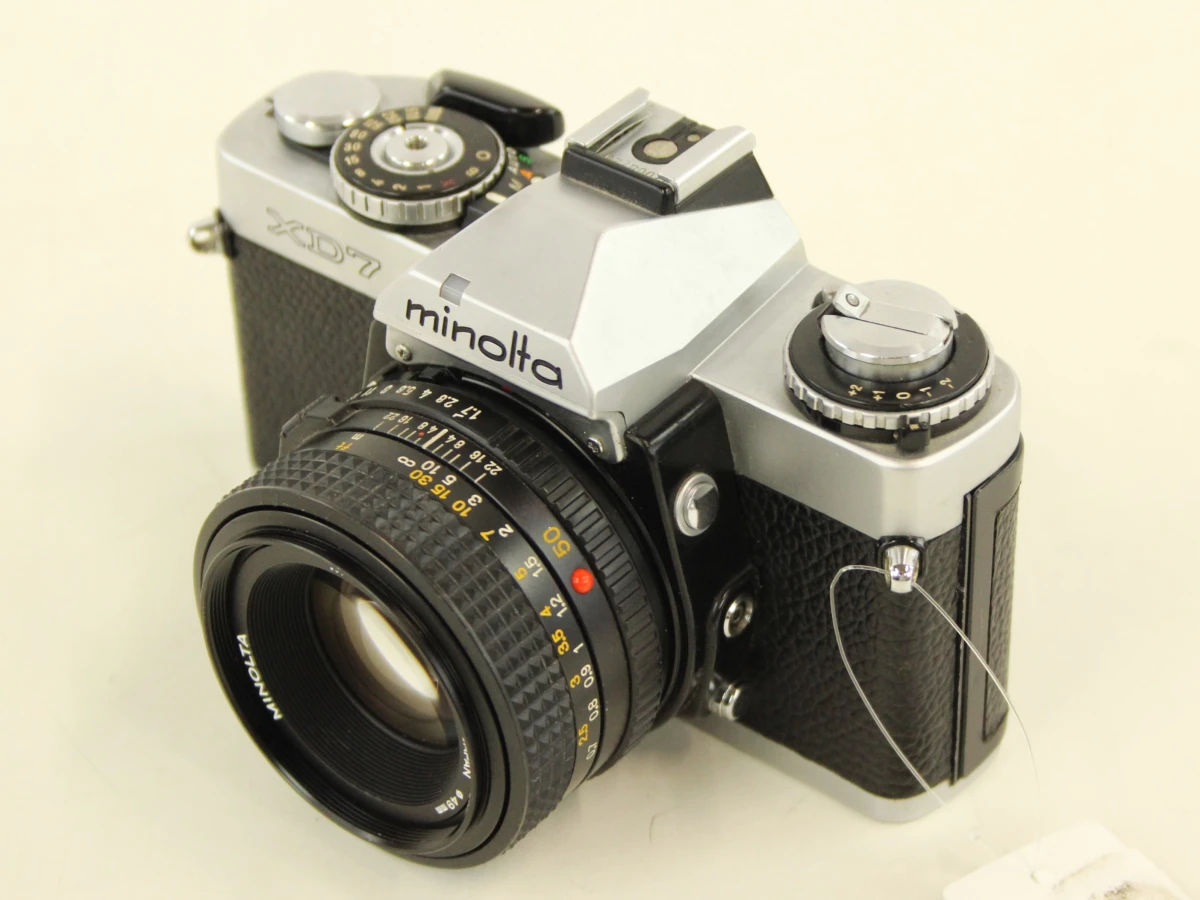 Minolta XD7 analoge spiegelreflexcamera met 50mm lens