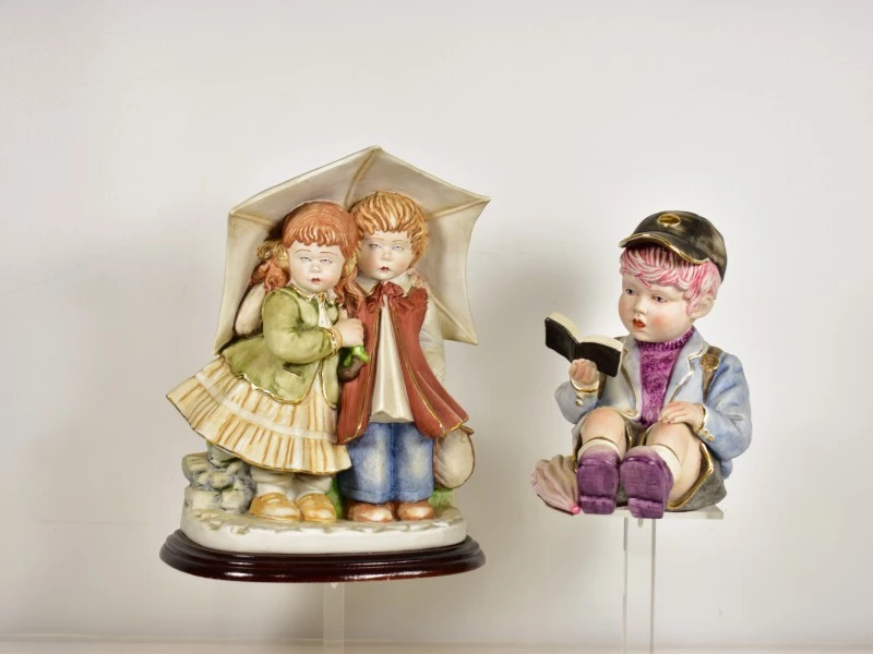 Twee porseleinen kinderfiguren, 20e eeuw