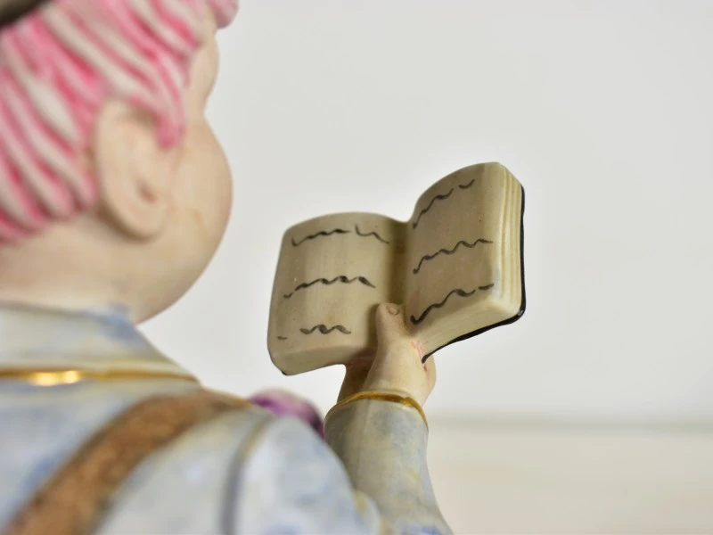 Twee porseleinen kinderfiguren, 20e eeuw
