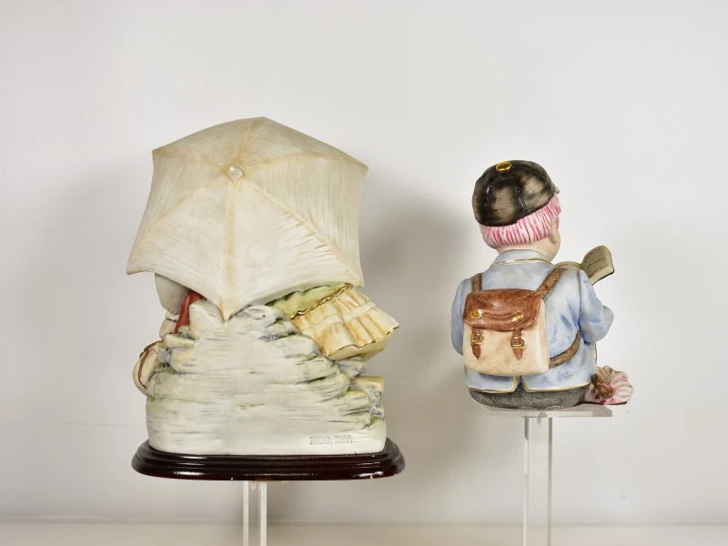 Twee porseleinen kinderfiguren, 20e eeuw