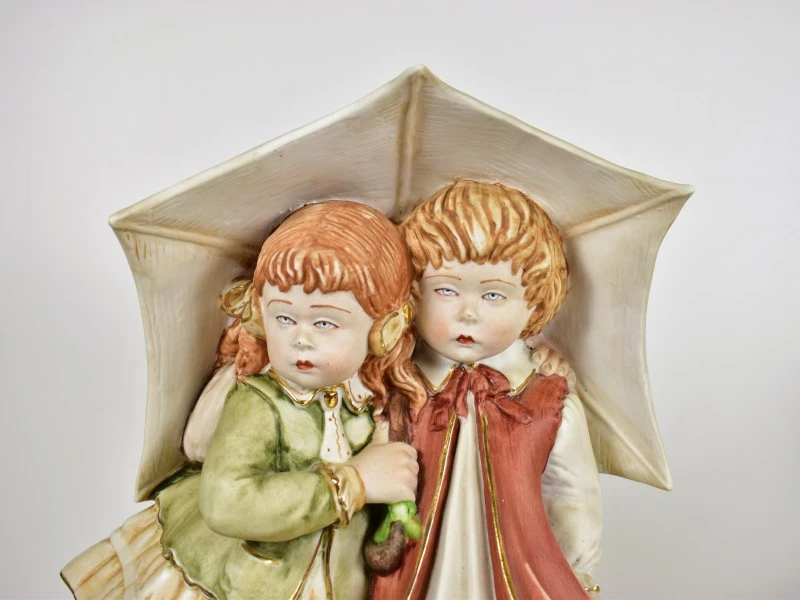 Twee porseleinen kinderfiguren, 20e eeuw