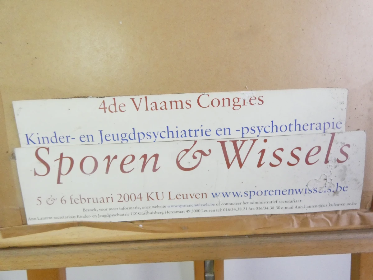 Ingelijste aquarel met meisje op spoor