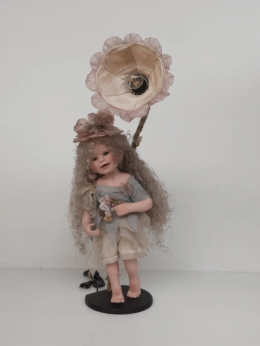 Unieke Kitsch / Fantasy Decoratielamp op gietijzeren voet van Lumina (Daphine Terra)