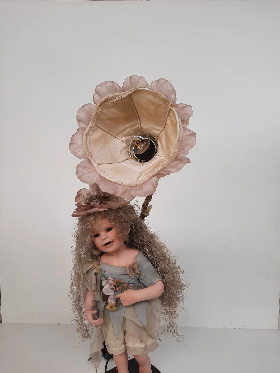 Unieke Kitsch / Fantasy Decoratielamp op gietijzeren voet van Lumina (Daphine Terra)