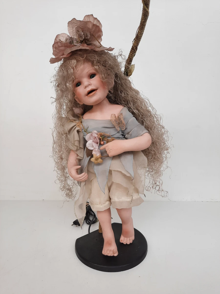 Unieke Kitsch / Fantasy Decoratielamp op gietijzeren voet van Lumina (Daphine Terra)