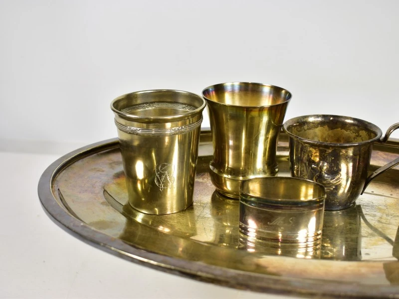 Lot verzilverde drinkbekers en dienblad, diverse modellen